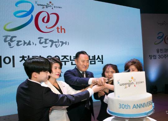 웅진코웨이가 2일 오전 서울 서소문에 위치한 호암아트홀에서 창립 30주년 맞아 '2019년 창립기념식'을 개최했다. 이해선 대표(왼쪽 세번째)와 신입사원, 장기 근속자, 고객 대표가 창립 30주년을 기념하며 케이크 커팅식을 하고 있다. <웅진코웨이 제공>